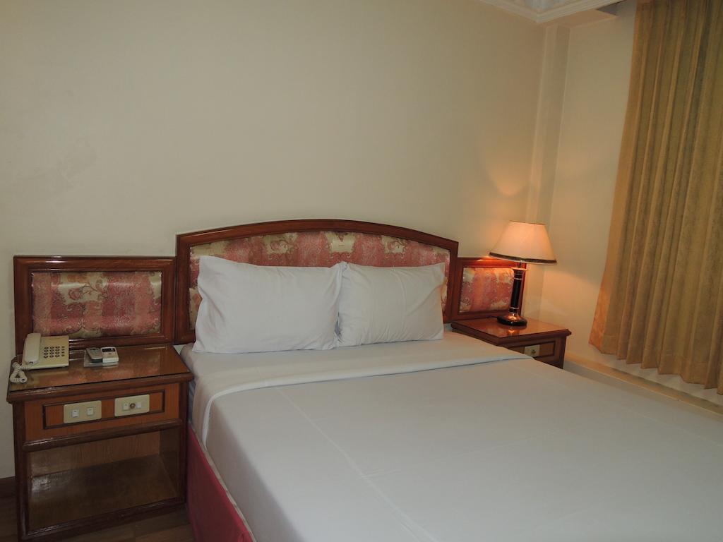 New York Hotel Phnom Penh Bagian luar foto