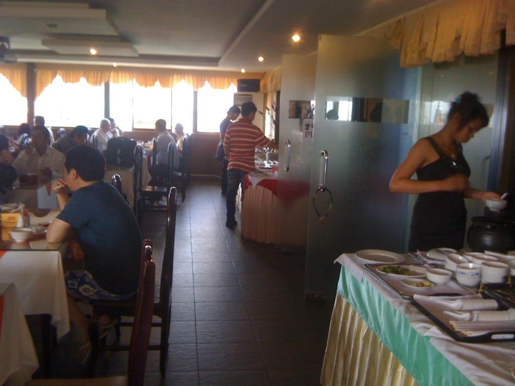 New York Hotel Phnom Penh Bagian luar foto