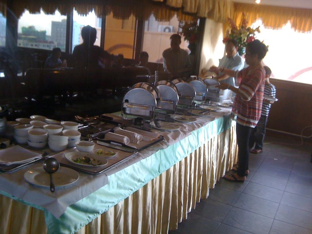 New York Hotel Phnom Penh Bagian luar foto