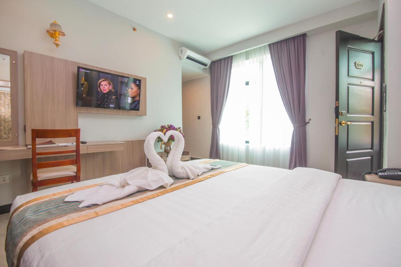 New York Hotel Phnom Penh Bagian luar foto
