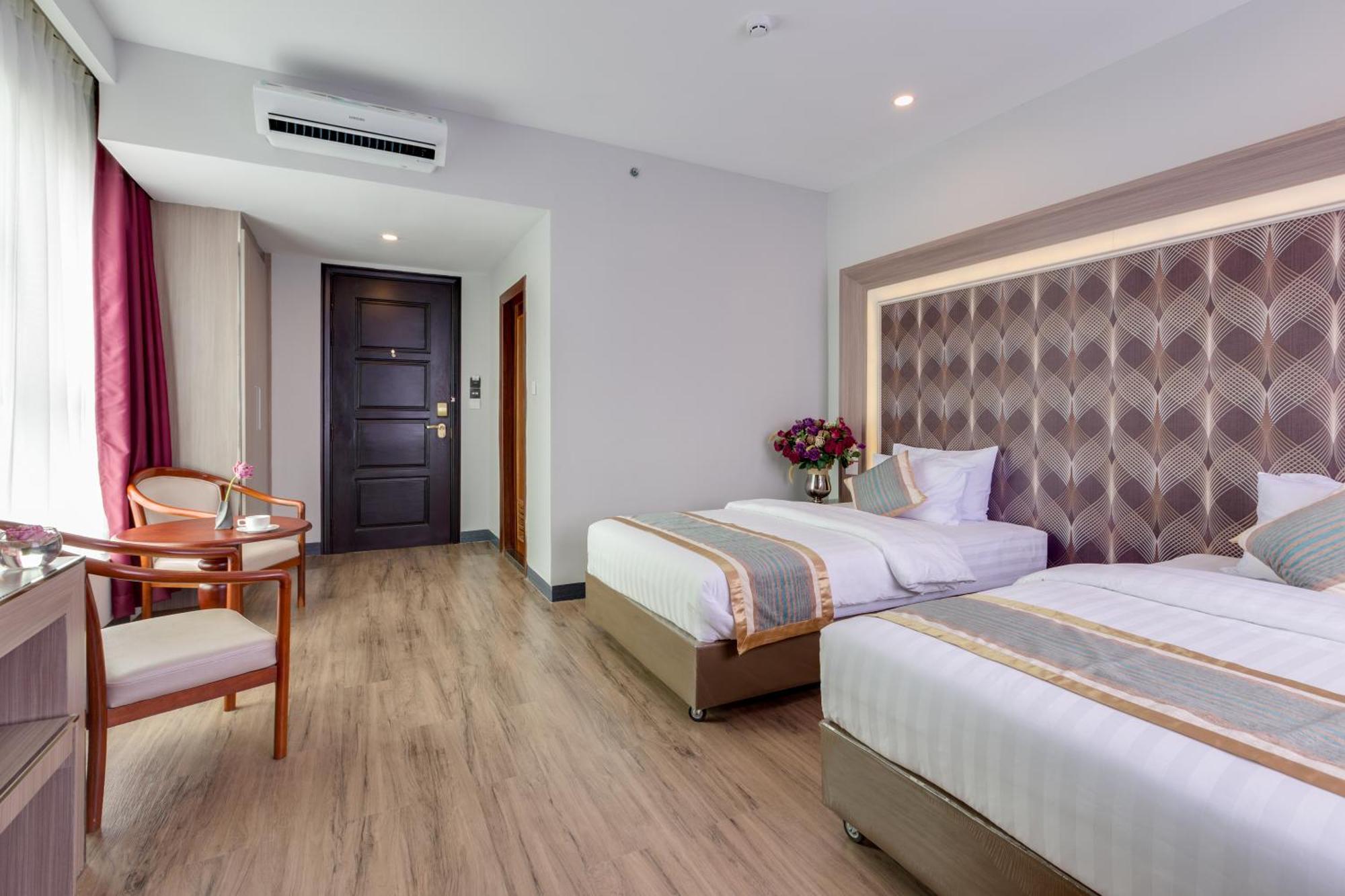 New York Hotel Phnom Penh Bagian luar foto