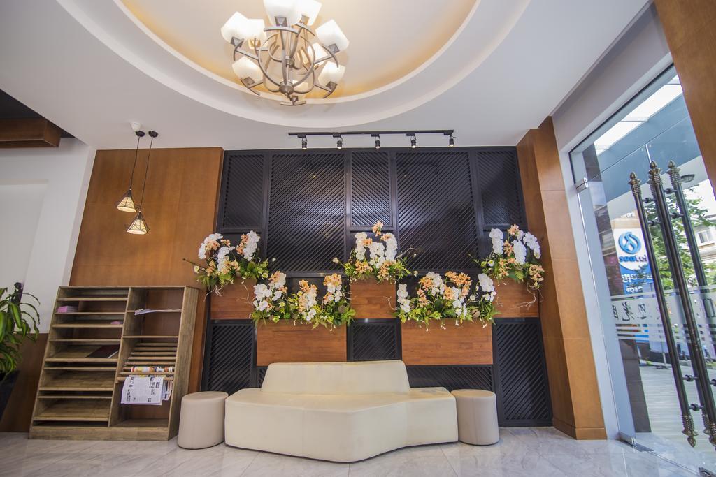 New York Hotel Phnom Penh Bagian luar foto